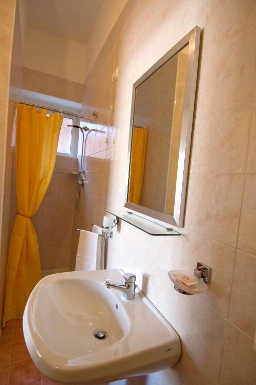 ليزينا Albergo L'Approdo الغرفة الصورة